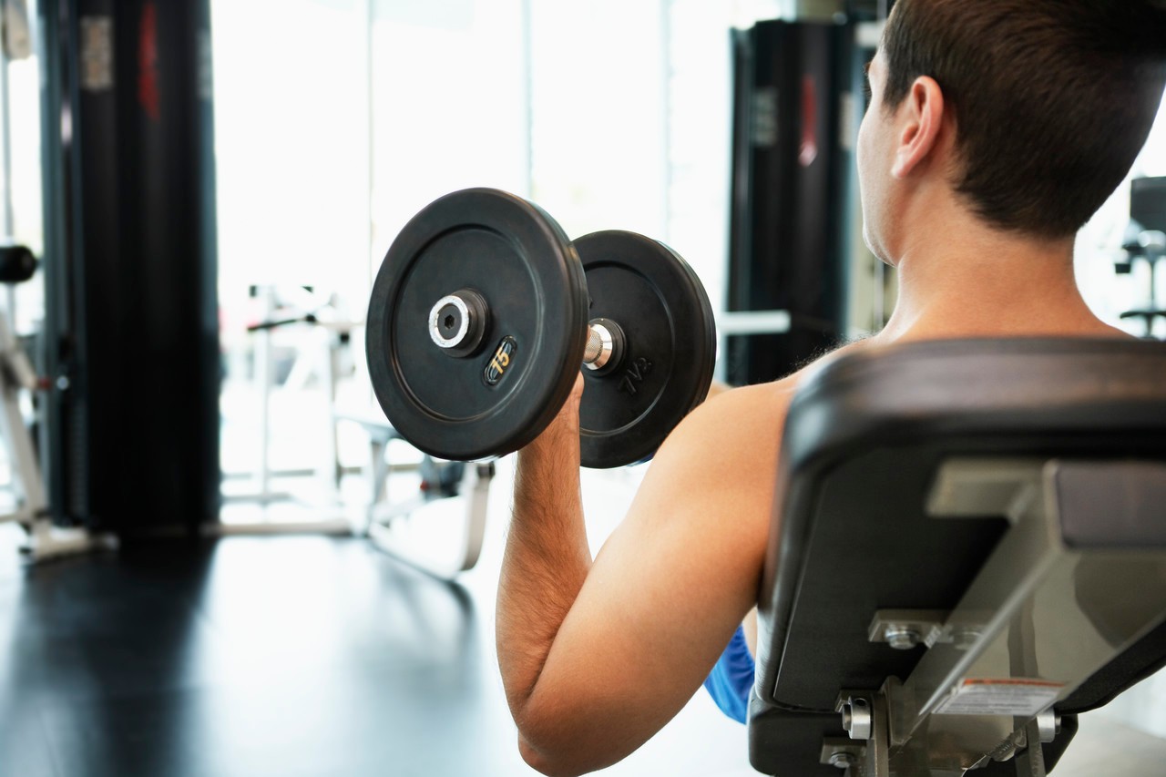 Man Weightlifting in Health Club --- Image by © Rob Melnychuk/Corbis